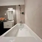 The Butterfly Suite, Near Arenele Romane & Constitution Square Апартаменти Бухарест