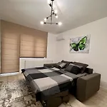 The Butterfly Suite, Near Arenele Romane & Constitution Square Апартаменти Бухарест
